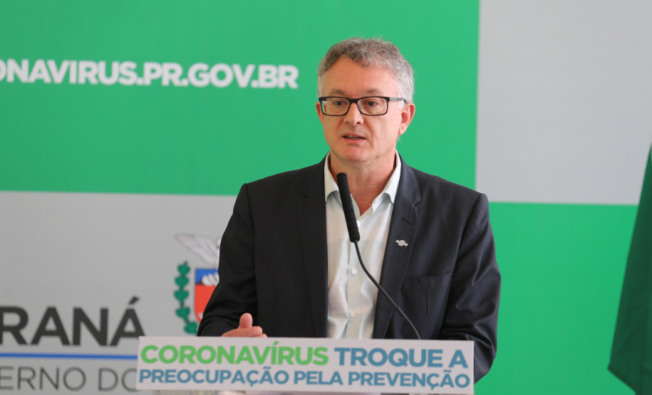 Covid Economia O Governador Carlos Massa Ratinho Junior em pronunciamento nesta sexta-feira (27/03), para anunciar medidas econômicas que o Governo do Estado adota para estimular a atividade produtiva e reduzir os impactos causados pela pandemia do novo coronavírus na economia. Na foto, Vitor Roberto Tioqueta é diretor-superintendente do Sebrae/PR. Curitiba, 27/03/2020 - Foto: Geraldo Bubniak/AEN