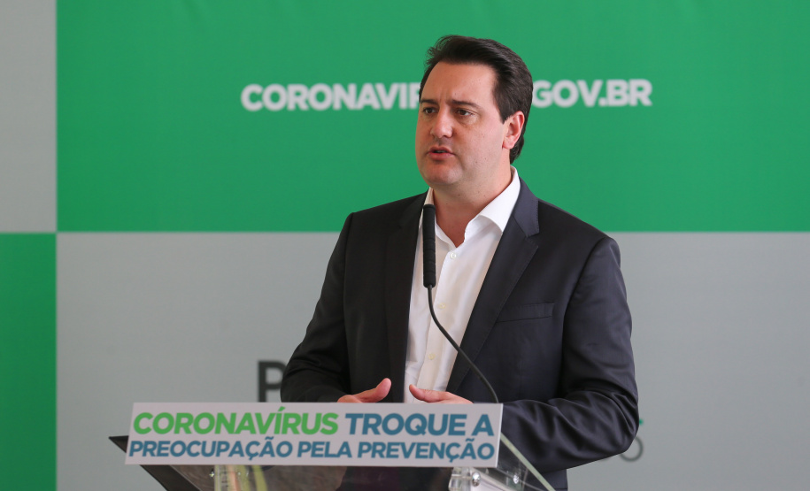 Covid Economia O Governador Carlos Massa Ratinho Junior em pronunciamento nesta sexta-feira (27/03), para anunciar medidas econômicas que o Governo do Estado adota para estimular a atividade produtiva e reduzir os impactos causados pela pandemia do novo coronavírus na economia. Curitiba, 27/03/2020 - Foto: Geraldo Bubniak/AEN