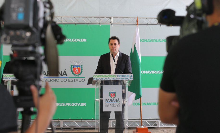 Covid Economia O Governador Carlos Massa Ratinho Junior em pronunciamento nesta sexta-feira (27/03), para anunciar medidas econômicas que o Governo do Estado adota para estimular a atividade produtiva e reduzir os impactos causados pela pandemia do novo coronavírus na economia. Curitiba, 27/03/2020 - Foto: Geraldo Bubniak/AEN