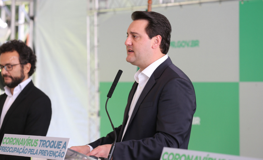 Covid Economia O Governador Carlos Massa Ratinho Junior em pronunciamento nesta sexta-feira (27/03), para anunciar medidas econômicas que o Governo do Estado adota para estimular a atividade produtiva e reduzir os impactos causados pela pandemia do novo coronavírus na economia. Curitiba, 27/03/2020 - Foto: Geraldo Bubniak/AEN
