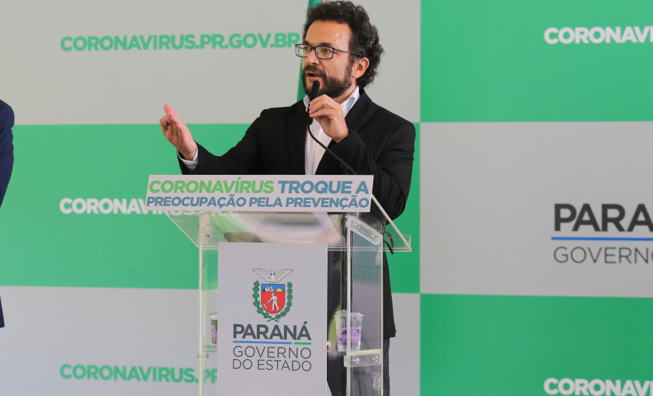Covid Economia O Governador Carlos Massa Ratinho Junior em pronunciamento nesta sexta-feira (27/03), para anunciar medidas econômicas que o Governo do Estado adota para estimular a atividade produtiva e reduzir os impactos causados pela pandemia do novo coronavírus na economia. Na foto, o diretor-presidente da Fomento Paraná, Heraldo Neves. Curitiba, 27/03/2020 - Foto: Geraldo Bubniak/AEN