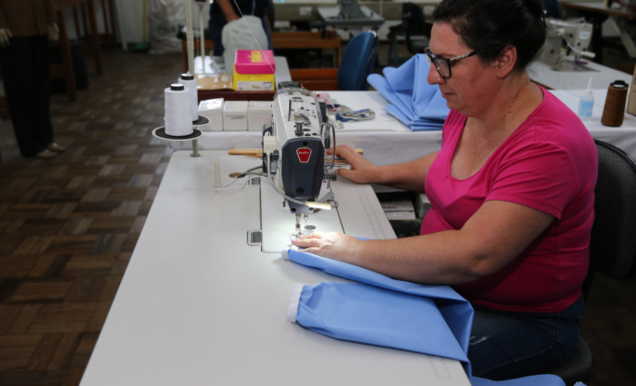 Uniformes Covid AVM Produção de uniformes e máscaras pela Associação da Vila Militar do Paraná Confecções. Curitiba, 27/03/2020 - Foto: Geraldo Bubniak/AEN