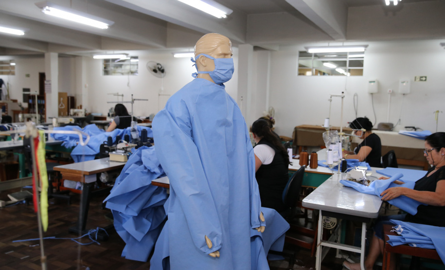 Uniformes Covid AVM Produção de uniformes e máscaras pela Associação da Vila Militar do Paraná Confecções. Curitiba, 27/03/2020 - Foto: Geraldo Bubniak/AEN