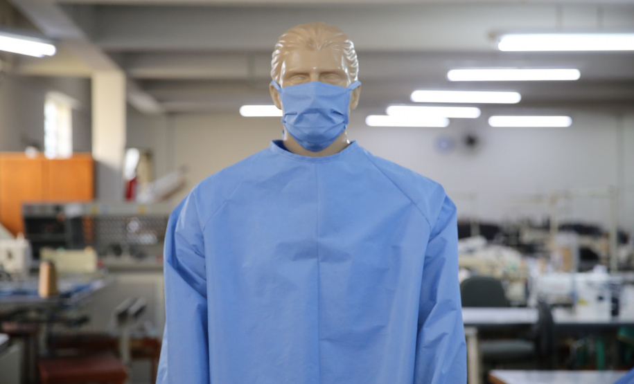 Uniformes Covid AVM Produção de uniformes e máscaras pela Associação da Vila Militar do Paraná Confecções. Curitiba, 27/03/2020 - Foto: Geraldo Bubniak/AEN