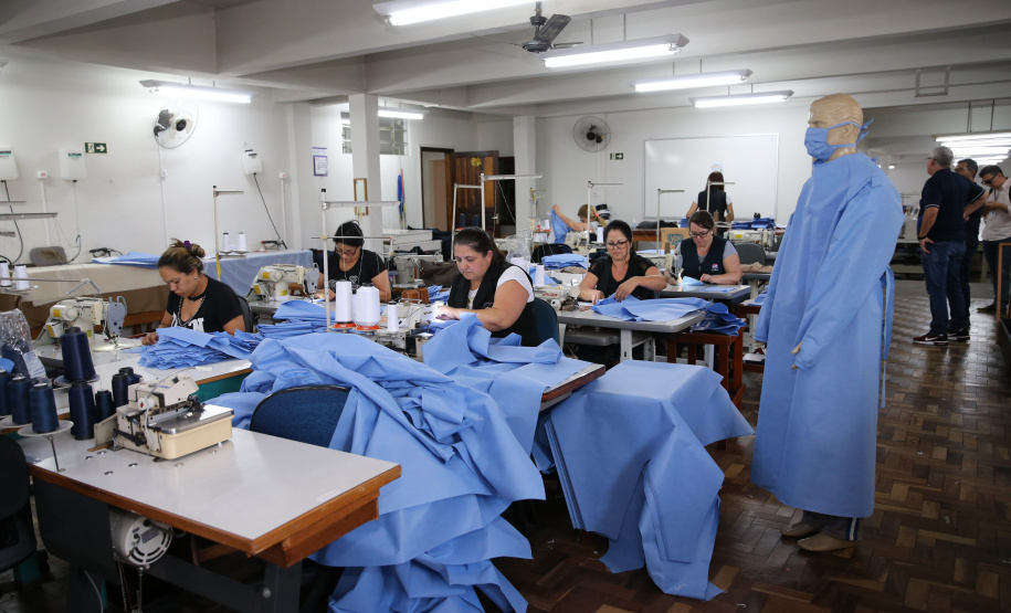 Uniformes Covid AVM Produção de uniformes e máscaras pela Associação da Vila Militar do Paraná Confecções. Curitiba, 27/03/2020 - Foto: Geraldo Bubniak/AEN