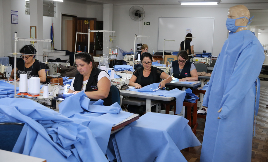Uniformes Covid AVM Produção de uniformes e máscaras pela Associação da Vila Militar do Paraná Confecções. Curitiba, 27/03/2020 - Foto: Geraldo Bubniak/AEN