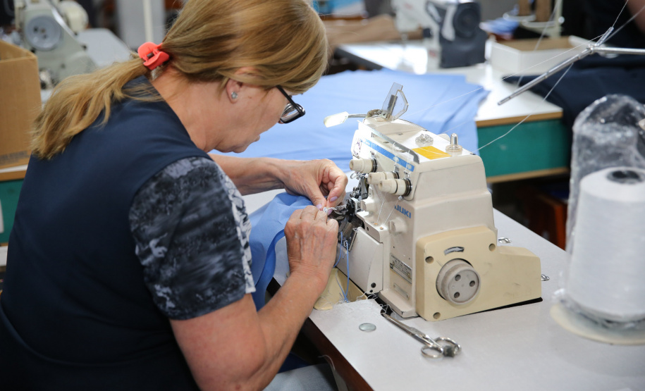 Uniformes Covid AVM Produção de uniformes e máscaras pela Associação da Vila Militar do Paraná Confecções. Curitiba, 27/03/2020 - Foto: Geraldo Bubniak/AEN