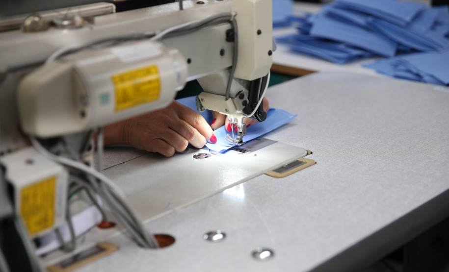 Uniformes Covid AVM Produção de uniformes e máscaras pela Associação da Vila Militar do Paraná Confecções. Curitiba, 27/03/2020 - Foto: Geraldo Bubniak/AEN