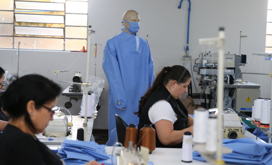 Uniformes Covid AVM Produção de uniformes e máscaras pela Associação da Vila Militar do Paraná Confecções. Curitiba, 27/03/2020 - Foto: Geraldo Bubniak/AEN