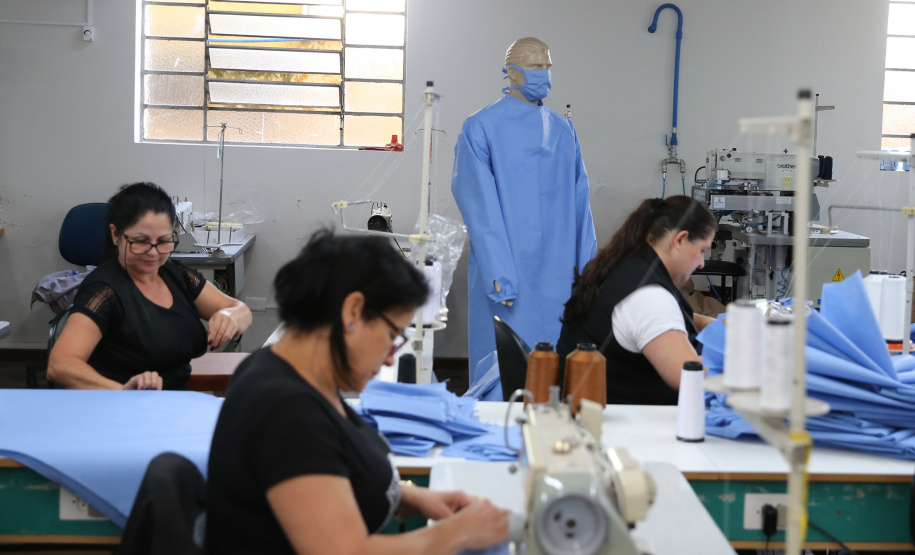 Uniformes Covid AVM Produção de uniformes e máscaras pela Associação da Vila Militar do Paraná Confecções. Curitiba, 27/03/2020 - Foto: Geraldo Bubniak/AEN