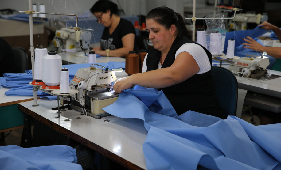 Uniformes Covid AVM Produção de uniformes e máscaras pela Associação da Vila Militar do Paraná Confecções. Curitiba, 27/03/2020 - Foto: Geraldo Bubniak/AEN