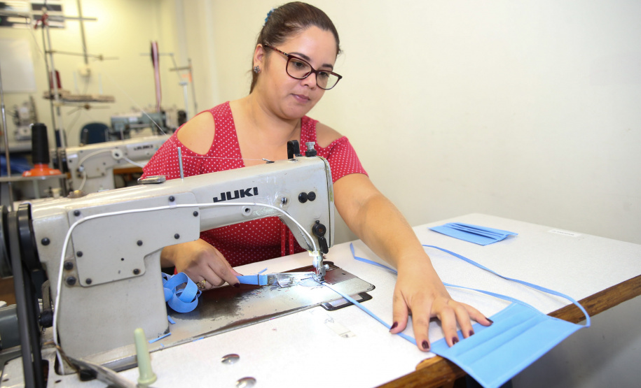Uniformes Covid AVM Produção de uniformes e máscaras pela Associação da Vila Militar do Paraná Confecções. Curitiba, 27/03/2020 - Foto: Geraldo Bubniak/AEN