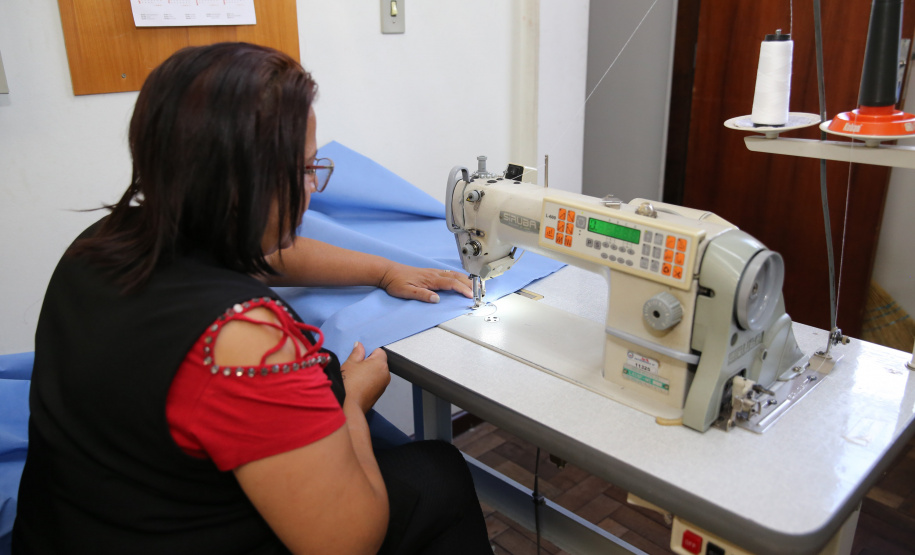Uniformes Covid AVM Produção de uniformes e máscaras pela Associação da Vila Militar do Paraná Confecções. Curitiba, 27/03/2020 - Foto: Geraldo Bubniak/AEN