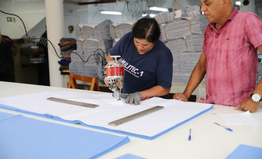 Uniformes Covid AVM Produção de uniformes e máscaras pela Associação da Vila Militar do Paraná Confecções. Curitiba, 27/03/2020 - Foto: Geraldo Bubniak/AEN