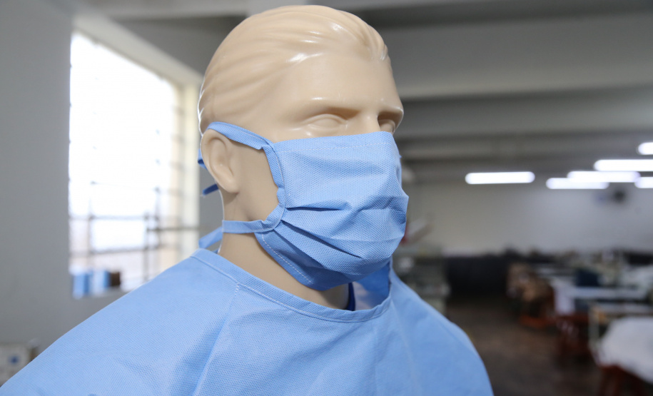 Uniformes Covid AVM Produção de uniformes e máscaras pela Associação da Vila Militar do Paraná Confecções. Curitiba, 27/03/2020 - Foto: Geraldo Bubniak/AEN