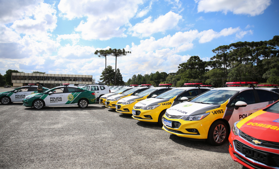 Viaturas Covid O Governador Carlos Massa Ratinho Junior entrega nesta sexta-feira (27/03), 118 viaturas para equipes da Policia Militar e Bombeiros para auxiliar no combate a pandemia do novo coronavírus. Curitiba, 27/03/2020 - Foto: Geraldo Bubniak/AEN
