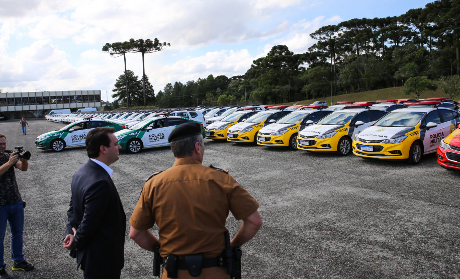 Viaturas Covid O Governador Carlos Massa Ratinho Junior entrega nesta sexta-feira (27/03), 118 viaturas para equipes da Policia Militar e Bombeiros para auxiliar no combate a pandemia do novo coronavírus. Curitiba, 27/03/2020 - Foto: Geraldo Bubniak/AEN