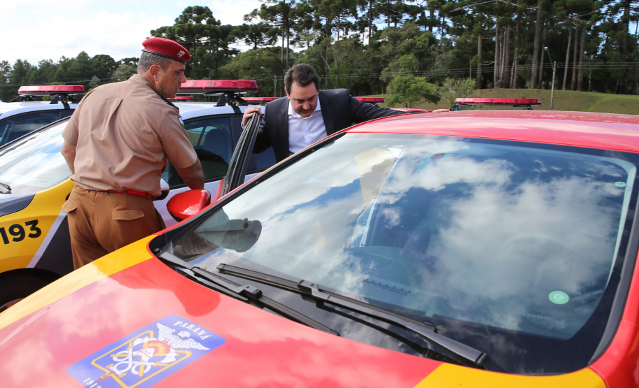 Viaturas Covid O Governador Carlos Massa Ratinho Junior entrega nesta sexta-feira (27/03), 118 viaturas para equipes da Policia Militar e Bombeiros para auxiliar no combate a pandemia do novo coronavírus. Curitiba, 27/03/2020 - Foto: Geraldo Bubniak/AEN
