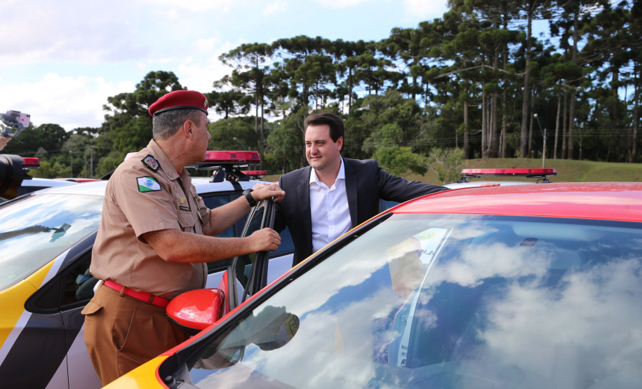 Viaturas Covid O Governador Carlos Massa Ratinho Junior entrega nesta sexta-feira (27/03), 118 viaturas para equipes da Policia Militar e Bombeiros para auxiliar no combate a pandemia do novo coronavírus. Curitiba, 27/03/2020 - Foto: Geraldo Bubniak/AEN