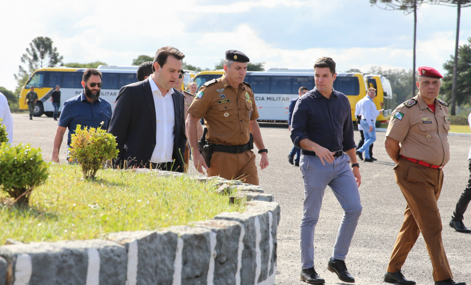 Viaturas Covid O Governador Carlos Massa Ratinho Junior entrega nesta sexta-feira (27/03), 118 viaturas para equipes da Policia Militar e Bombeiros para auxiliar no combate a pandemia do novo coronavírus. Curitiba, 27/03/2020 - Foto: Geraldo Bubniak/AEN