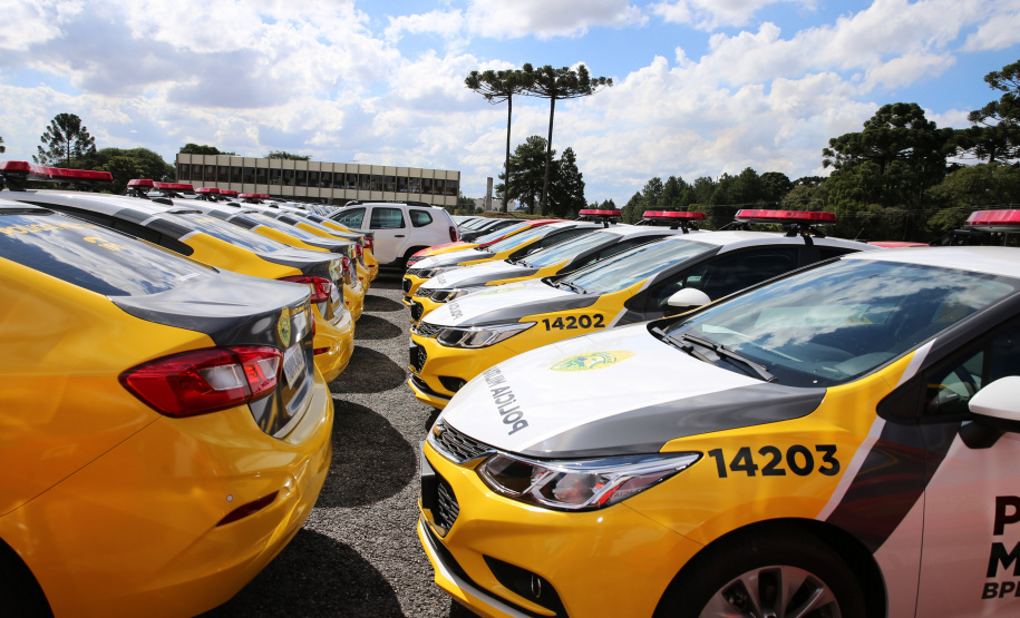 Viaturas Covid O Governador Carlos Massa Ratinho Junior entrega nesta sexta-feira (27/03), 118 viaturas para equipes da Policia Militar e Bombeiros para auxiliar no combate a pandemia do novo coronavírus. Curitiba, 27/03/2020 - Foto: Geraldo Bubniak/AEN
