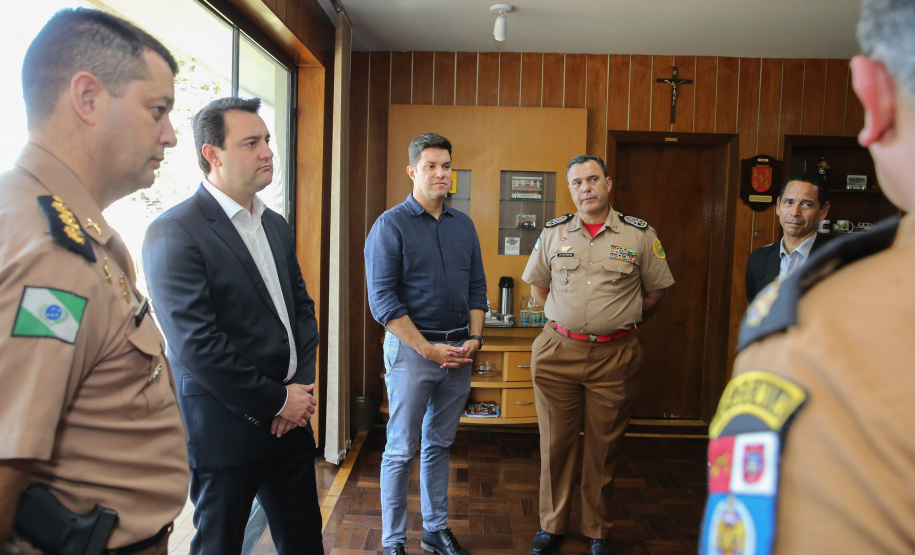 Viaturas Covid O Governador Carlos Massa Ratinho Junior entrega nesta sexta-feira (27/03), 118 viaturas para equipes da Policia Militar e Bombeiros para auxiliar no combate a pandemia do novo coronavírus. Curitiba, 27/03/2020 - Foto: Geraldo Bubniak/AEN
