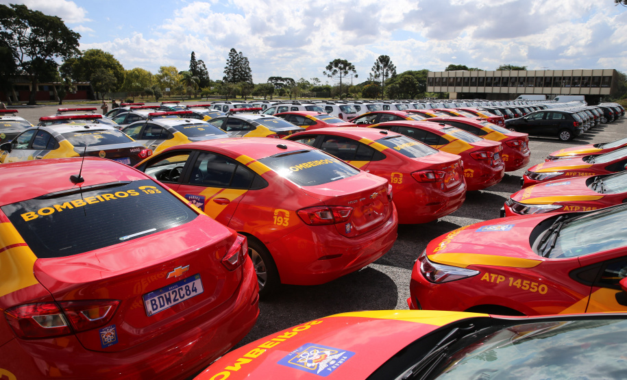 Viaturas Covid O Governador Carlos Massa Ratinho Junior entrega nesta sexta-feira (27/03), 118 viaturas para equipes da Policia Militar e Bombeiros para auxiliar no combate a pandemia do novo coronavírus. Curitiba, 27/03/2020 - Foto: Geraldo Bubniak/AEN