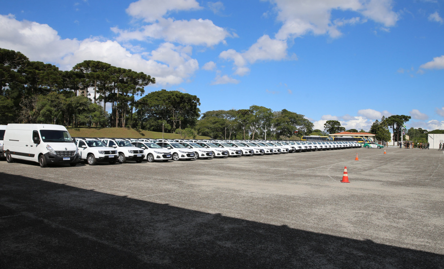 Viaturas Covid O Governador Carlos Massa Ratinho Junior entrega nesta sexta-feira (27/03), 118 viaturas para equipes da Policia Militar e Bombeiros para auxiliar no combate a pandemia do novo coronavírus. Curitiba, 27/03/2020 - Foto: Geraldo Bubniak/AEN