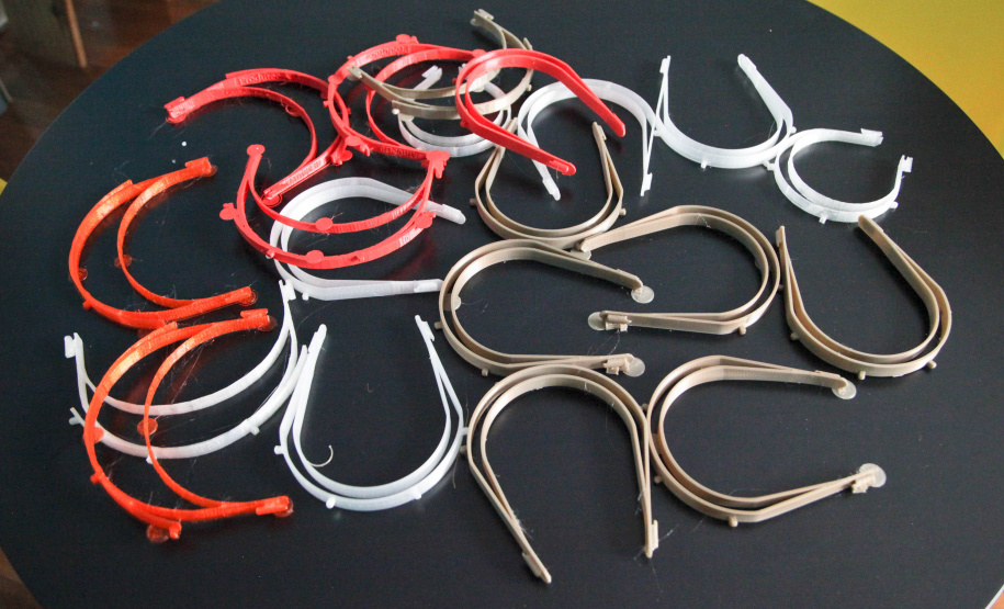 A máscara-escudo (face shield) impressa em 3D, símbolo do combate ao novo coronavírus, é a nova passageira dos carros oficiais do Estado do Paraná. Nesta semana, servidores e veículos da Casa Civil e da Defesa Civil passaram a integrar uma iniciativa solidária de curitibanos para fazer e distribuir esse equipamento de proteção para hospitais públicos, privados e unidades de pronto atendimento. Foto: Ari Dias/AEN