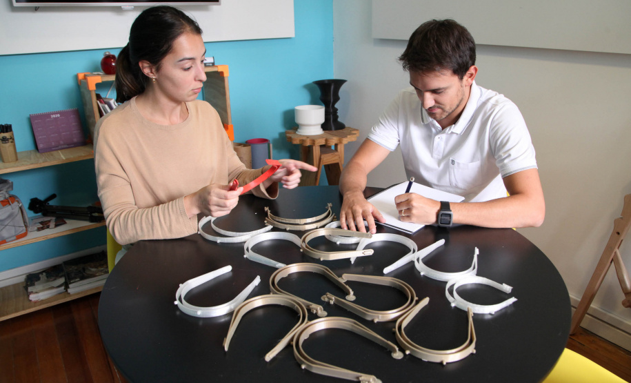 A máscara-escudo (face shield) impressa em 3D, símbolo do combate ao novo coronavírus, é a nova passageira dos carros oficiais do Estado do Paraná. Nesta semana, servidores e veículos da Casa Civil e da Defesa Civil passaram a integrar uma iniciativa solidária de curitibanos para fazer e distribuir esse equipamento de proteção para hospitais públicos, privados e unidades de pronto atendimento. Foto: Ari Dias/AEN