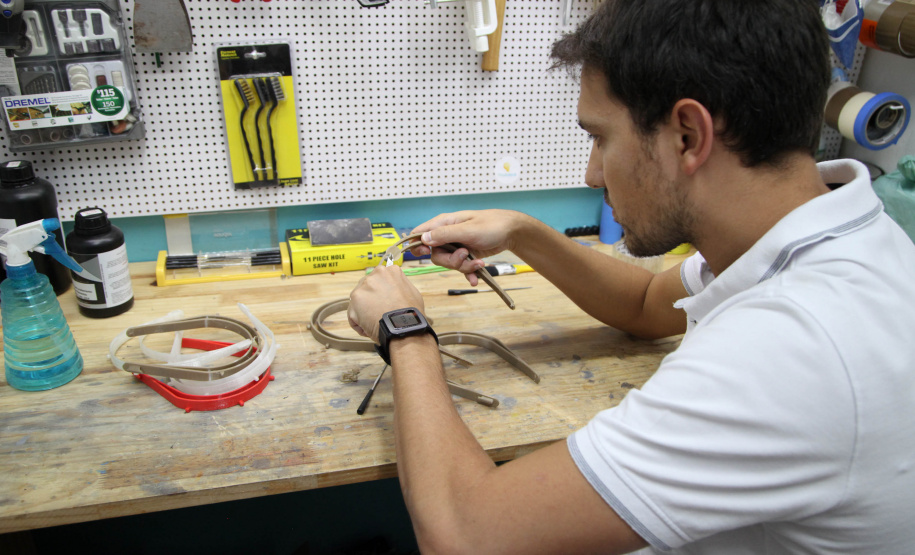A máscara-escudo (face shield) impressa em 3D, símbolo do combate ao novo coronavírus, é a nova passageira dos carros oficiais do Estado do Paraná. Nesta semana, servidores e veículos da Casa Civil e da Defesa Civil passaram a integrar uma iniciativa solidária de curitibanos para fazer e distribuir esse equipamento de proteção para hospitais públicos, privados e unidades de pronto atendimento. Foto: Ari Dias/AEN