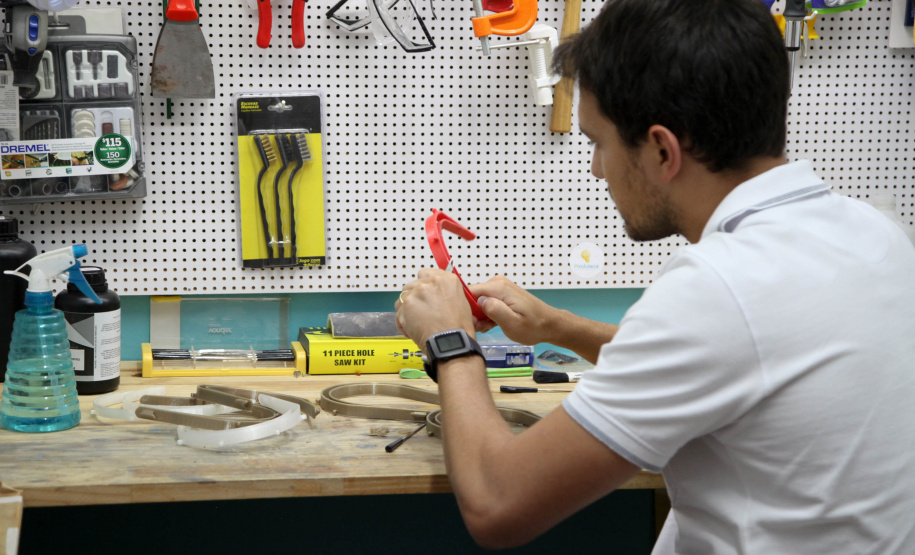 A máscara-escudo (face shield) impressa em 3D, símbolo do combate ao novo coronavírus, é a nova passageira dos carros oficiais do Estado do Paraná. Nesta semana, servidores e veículos da Casa Civil e da Defesa Civil passaram a integrar uma iniciativa solidária de curitibanos para fazer e distribuir esse equipamento de proteção para hospitais públicos, privados e unidades de pronto atendimento. Foto: Ari Dias/AEN