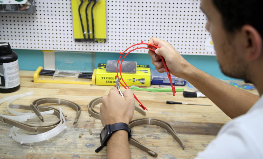 A máscara-escudo (face shield) impressa em 3D, símbolo do combate ao novo coronavírus, é a nova passageira dos carros oficiais do Estado do Paraná. Nesta semana, servidores e veículos da Casa Civil e da Defesa Civil passaram a integrar uma iniciativa solidária de curitibanos para fazer e distribuir esse equipamento de proteção para hospitais públicos, privados e unidades de pronto atendimento. Foto: Ari Dias/AEN