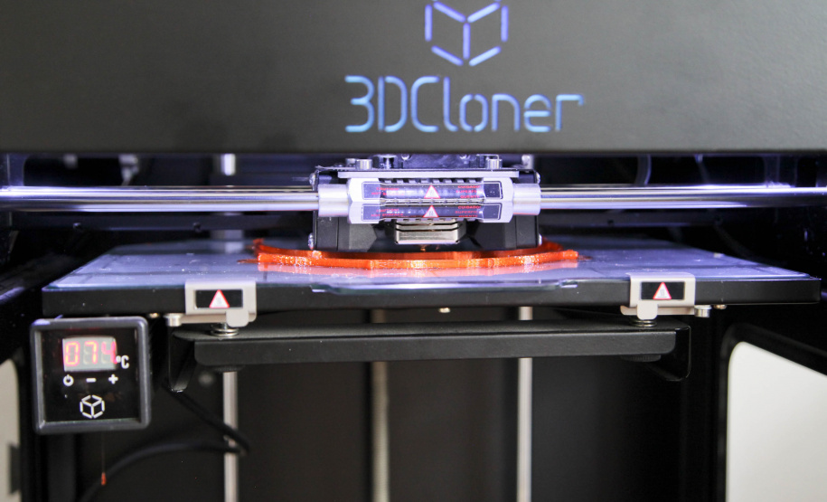 A máscara-escudo (face shield) impressa em 3D, símbolo do combate ao novo coronavírus, é a nova passageira dos carros oficiais do Estado do Paraná. Nesta semana, servidores e veículos da Casa Civil e da Defesa Civil passaram a integrar uma iniciativa solidária de curitibanos para fazer e distribuir esse equipamento de proteção para hospitais públicos, privados e unidades de pronto atendimento. Foto: Ari Dias/AEN