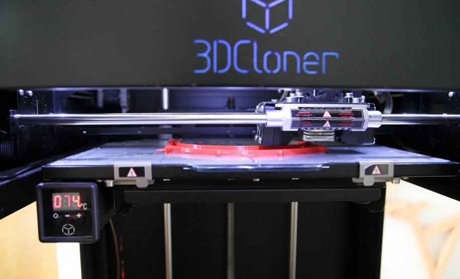 A máscara-escudo (face shield) impressa em 3D, símbolo do combate ao novo coronavírus, é a nova passageira dos carros oficiais do Estado do Paraná. Nesta semana, servidores e veículos da Casa Civil e da Defesa Civil passaram a integrar uma iniciativa solidária de curitibanos para fazer e distribuir esse equipamento de proteção para hospitais públicos, privados e unidades de pronto atendimento. Foto: Ari Dias/AEN