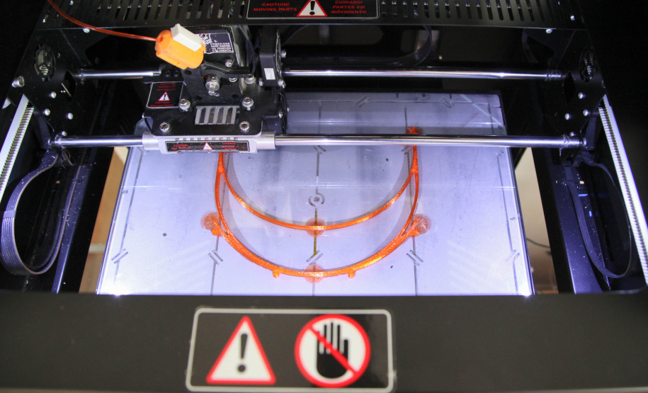 A máscara-escudo (face shield) impressa em 3D, símbolo do combate ao novo coronavírus, é a nova passageira dos carros oficiais do Estado do Paraná. Nesta semana, servidores e veículos da Casa Civil e da Defesa Civil passaram a integrar uma iniciativa solidária de curitibanos para fazer e distribuir esse equipamento de proteção para hospitais públicos, privados e unidades de pronto atendimento. Foto: Ari Dias/AEN