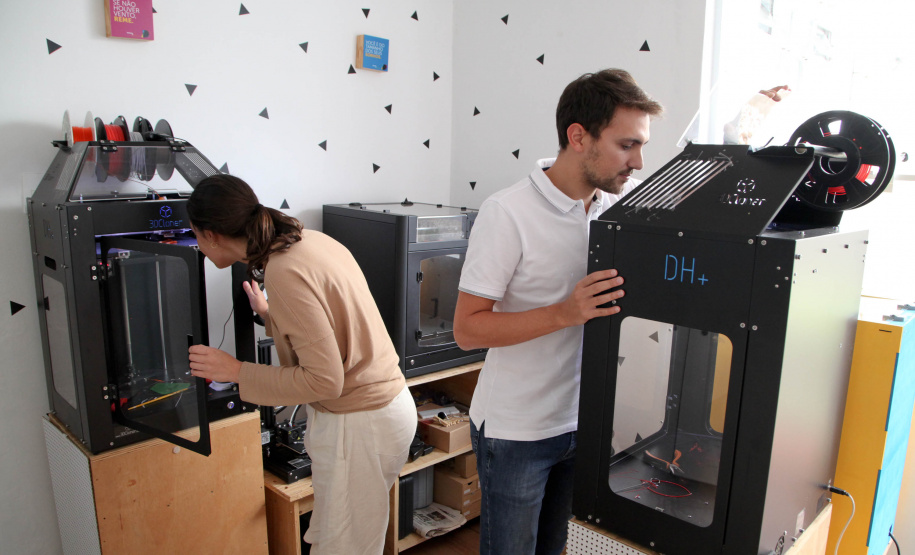 A máscara-escudo (face shield) impressa em 3D, símbolo do combate ao novo coronavírus, é a nova passageira dos carros oficiais do Estado do Paraná. Nesta semana, servidores e veículos da Casa Civil e da Defesa Civil passaram a integrar uma iniciativa solidária de curitibanos para fazer e distribuir esse equipamento de proteção para hospitais públicos, privados e unidades de pronto atendimento. Foto: Ari Dias/AEN