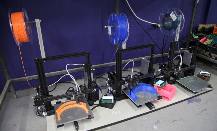 A máscara-escudo (face shield) impressa em 3D, símbolo do combate ao novo coronavírus, é a nova passageira dos carros oficiais do Estado do Paraná. Nesta semana, servidores e veículos da Casa Civil e da Defesa Civil passaram a integrar uma iniciativa solidária de curitibanos para fazer e distribuir esse equipamento de proteção para hospitais públicos, privados e unidades de pronto atendimento. Foto: Ari Dias/AEN