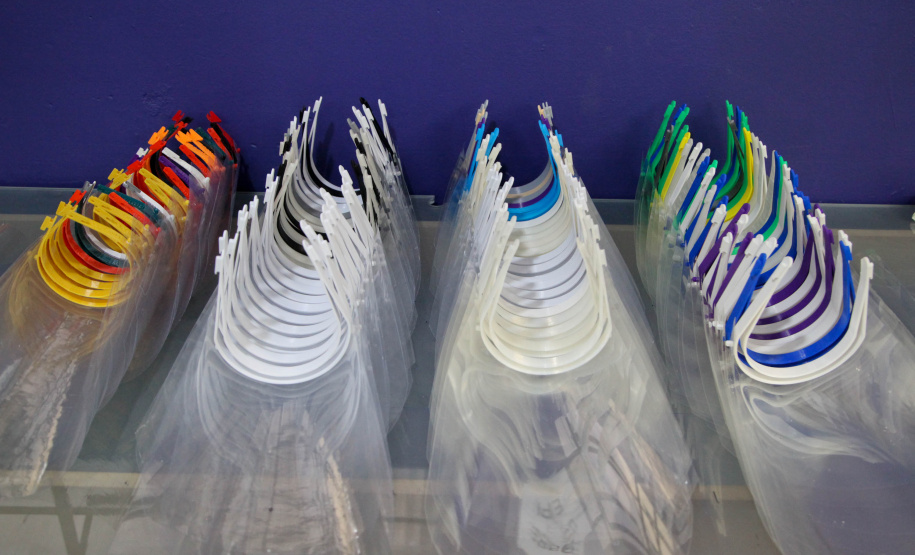 A máscara-escudo (face shield) impressa em 3D, símbolo do combate ao novo coronavírus, é a nova passageira dos carros oficiais do Estado do Paraná. Nesta semana, servidores e veículos da Casa Civil e da Defesa Civil passaram a integrar uma iniciativa solidária de curitibanos para fazer e distribuir esse equipamento de proteção para hospitais públicos, privados e unidades de pronto atendimento. Foto: Ari Dias/AEN