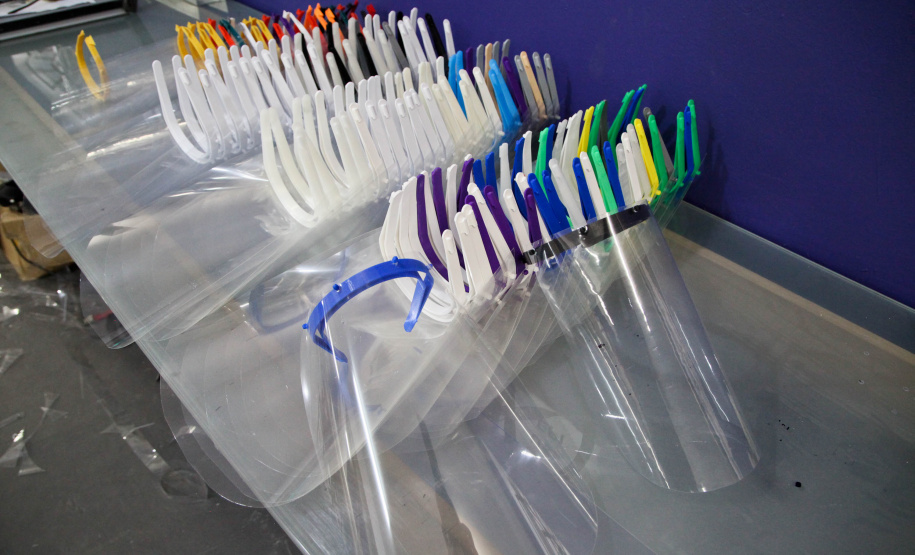 A máscara-escudo (face shield) impressa em 3D, símbolo do combate ao novo coronavírus, é a nova passageira dos carros oficiais do Estado do Paraná. Nesta semana, servidores e veículos da Casa Civil e da Defesa Civil passaram a integrar uma iniciativa solidária de curitibanos para fazer e distribuir esse equipamento de proteção para hospitais públicos, privados e unidades de pronto atendimento. Foto: Ari Dias/AEN