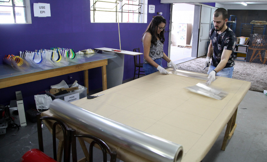 A máscara-escudo (face shield) impressa em 3D, símbolo do combate ao novo coronavírus, é a nova passageira dos carros oficiais do Estado do Paraná. Nesta semana, servidores e veículos da Casa Civil e da Defesa Civil passaram a integrar uma iniciativa solidária de curitibanos para fazer e distribuir esse equipamento de proteção para hospitais públicos, privados e unidades de pronto atendimento. Foto: Ari Dias/AEN