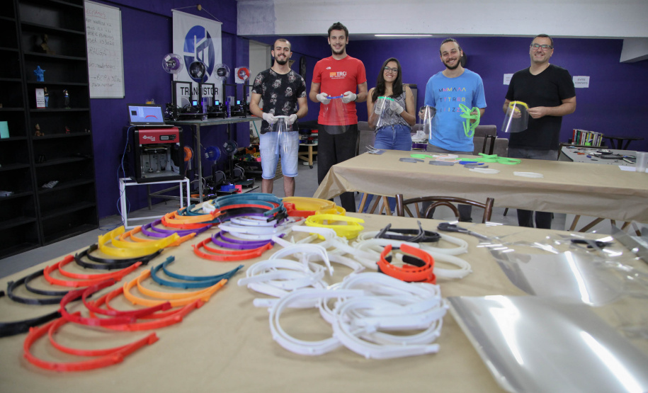 A máscara-escudo (face shield) impressa em 3D, símbolo do combate ao novo coronavírus, é a nova passageira dos carros oficiais do Estado do Paraná. Nesta semana, servidores e veículos da Casa Civil e da Defesa Civil passaram a integrar uma iniciativa solidária de curitibanos para fazer e distribuir esse equipamento de proteção para hospitais públicos, privados e unidades de pronto atendimento. Foto: Ari Dias/AEN