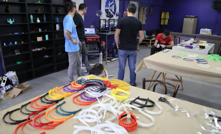 A máscara-escudo (face shield) impressa em 3D, símbolo do combate ao novo coronavírus, é a nova passageira dos carros oficiais do Estado do Paraná. Nesta semana, servidores e veículos da Casa Civil e da Defesa Civil passaram a integrar uma iniciativa solidária de curitibanos para fazer e distribuir esse equipamento de proteção para hospitais públicos, privados e unidades de pronto atendimento. Foto: Ari Dias/AEN