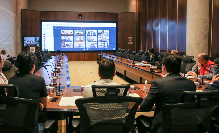 Video Prefeitos O Governador Carlos Massa Ratinho Junior em reunião por videoconferência neste sábado (28/03), com prefeitos e secretarios de Estado para alinhamento das ações no combate a pandemia do novo coronavírus. Curitiba, 28/03/2020 - Foto: Geraldo Bubniak/AEN