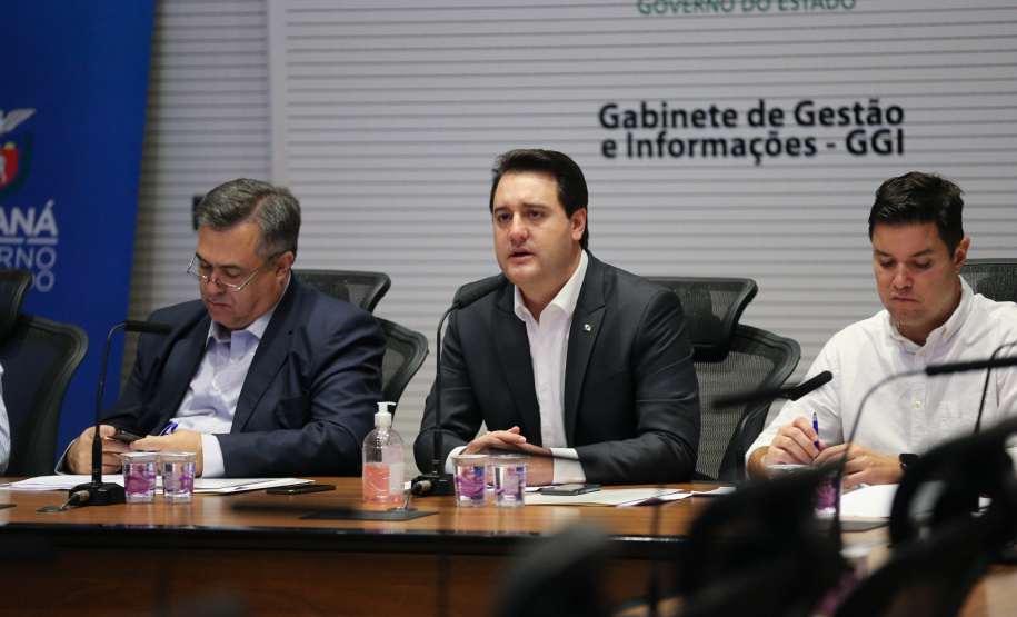 Video Prefeitos O Governador Carlos Massa Ratinho Junior em reunião por videoconferência neste sábado (28/03), com prefeitos e secretarios de Estado para alinhamento das ações no combate a pandemia do novo coronavírus. Curitiba, 28/03/2020 - Foto: Geraldo Bubniak/AEN