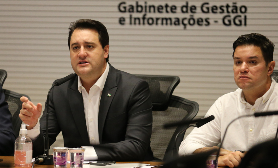 Video Prefeitos O Governador Carlos Massa Ratinho Junior em reunião por videoconferência neste sábado (28/03), com prefeitos e secretarios de Estado para alinhamento das ações no combate a pandemia do novo coronavírus. Curitiba, 28/03/2020 - Foto: Geraldo Bubniak/AEN