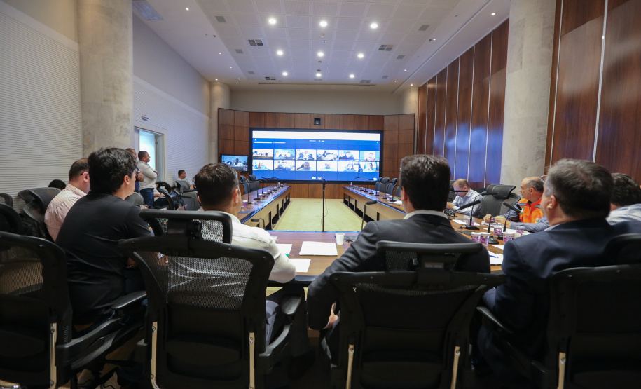 Video Prefeitos O Governador Carlos Massa Ratinho Junior em reunião por videoconferência neste sábado (28/03), com prefeitos e secretarios de Estado para alinhamento das ações no combate a pandemia do novo coronavírus. Curitiba, 28/03/2020 - Foto: Geraldo Bubniak/AEN