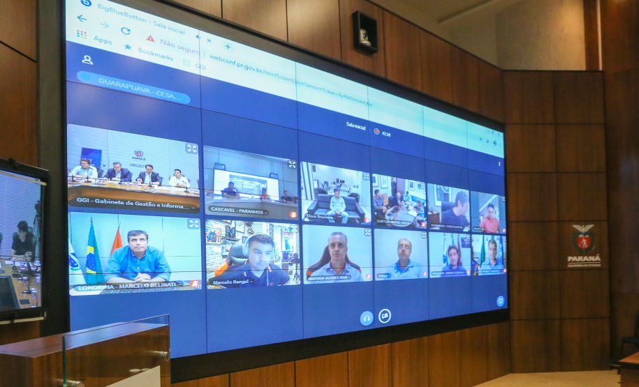Video Prefeitos O Governador Carlos Massa Ratinho Junior em reunião por videoconferência neste sábado (28/03), com prefeitos e secretarios de Estado para alinhamento das ações no combate a pandemia do novo coronavírus. Curitiba, 28/03/2020 - Foto: Geraldo Bubniak/AEN