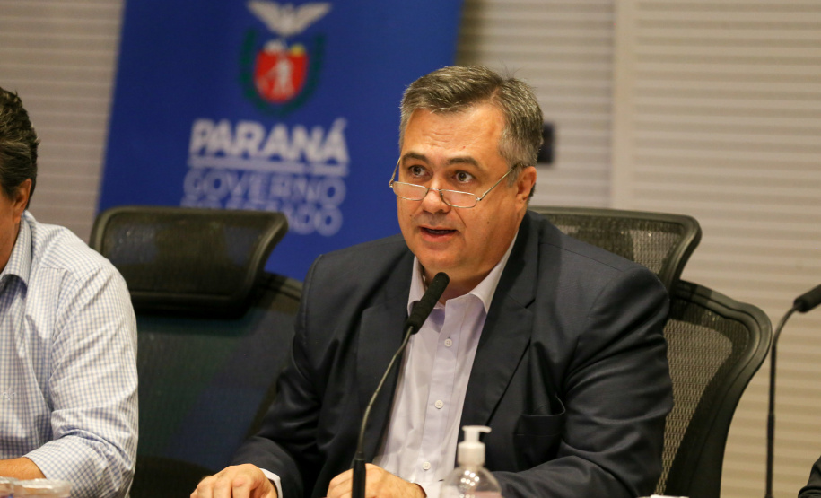 Video Prefeitos O Governador Carlos Massa Ratinho Junior em reunião por videoconferência neste sábado (28/03), com prefeitos e secretarios de Estado para alinhamento das ações no combate a pandemia do novo coronavírus. Na foto, o secretário estadual da saúde, Beto Preto Curitiba, 28/03/2020 - Foto: Geraldo Bubniak/AEN