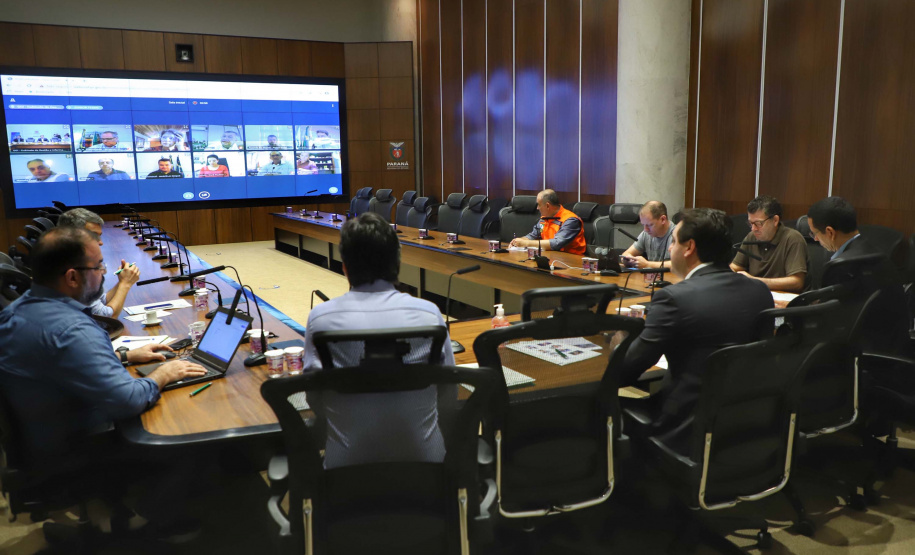 O governador Carlos Massa Ratinho Junior realizou reuniões por videoconferência neste sábado (28) e domingo (29) com 20 prefeitos das maiores cidades paranaenses. O objetivo foi reforçar a necessidade de aplicação das medidas que foram adotadas no Estado para a prevenção ao novo coronavírus, além de trocar experiências e alinhar as ações conjuntas de enfrentamento à Covid-19 no Paraná.